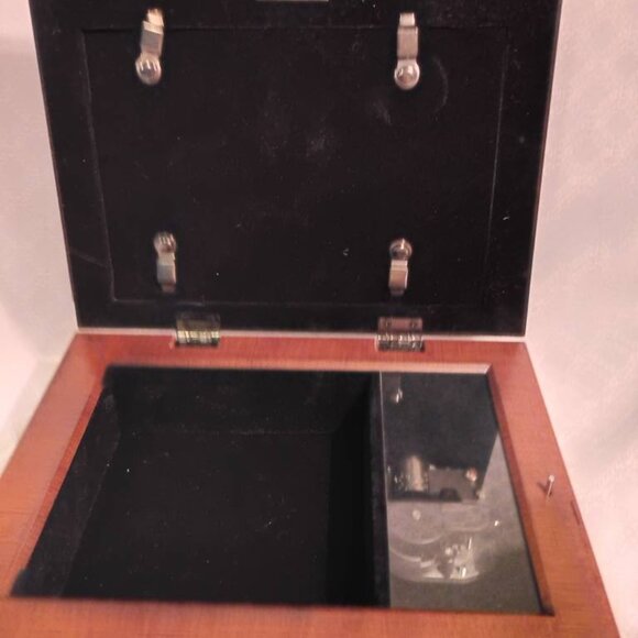 Special World Garden Gazebo Photo/Music Jewelry Box - Picture 4 of 10